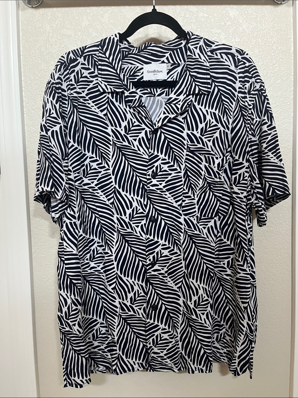 Goodfellow & Co XL Navy & White Leaf-Print Short Sleeve Button-Down